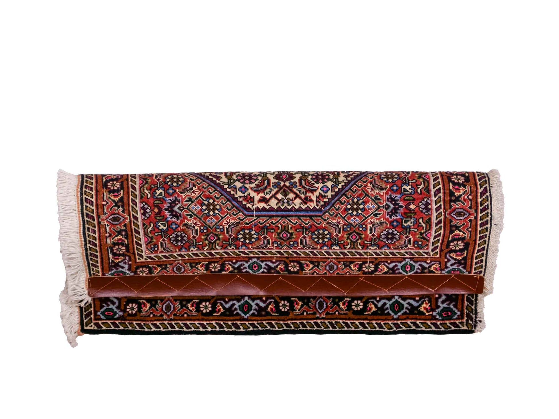 Handgeknüpfter Bidjar Sandjan Perserteppich von Khademi aus Wolle, rot. Kurdischer Dorfteppich mit geometrischem Medaillon. Von Hand geknüpft in Iran. Größe: 65 cm x 55 cm. Teppichnummer: DB3-1043. Verkauf durch Jupiter Intl.