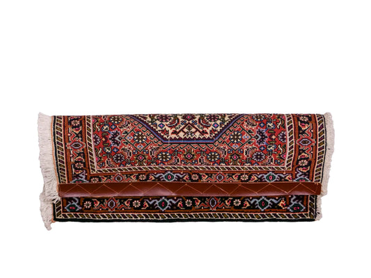 Handgeknüpfter Bidjar Sandjan Perserteppich von Khademi aus Wolle, rot. Kurdischer Dorfteppich mit geometrischem Medaillon. Von Hand geknüpft in Iran. Größe: 65 cm x 55 cm. Teppichnummer: DB3-1043. Verkauf durch Jupiter Intl.