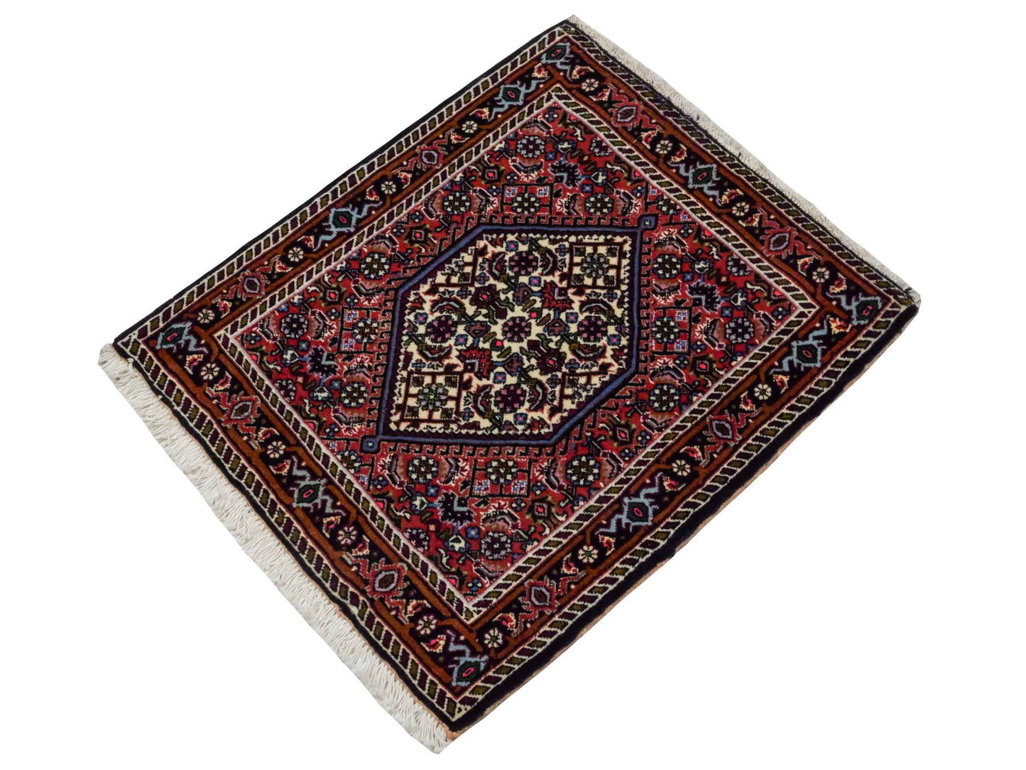 Handgeknüpfter Bidjar Sandjan Perserteppich von Khademi aus Wolle, rot. Kurdischer Dorfteppich mit geometrischem Medaillon. Von Hand geknüpft in Iran. Größe: 65 cm x 55 cm. Teppichnummer: DB3-1043. Verkauf durch Jupiter Intl.