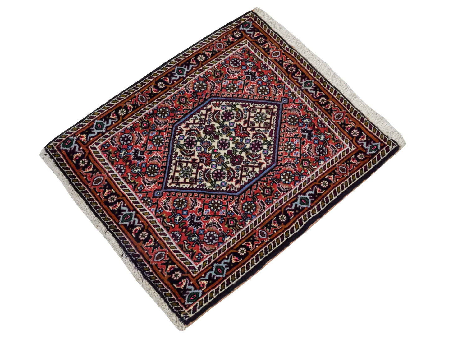 Handgeknüpfter Bidjar Sandjan Perserteppich von Khademi aus Wolle, rot. Kurdischer Dorfteppich mit geometrischem Medaillon. Von Hand geknüpft in Iran. Größe: 65 cm x 55 cm. Teppichnummer: DB3-1043. Verkauf durch Jupiter Intl.