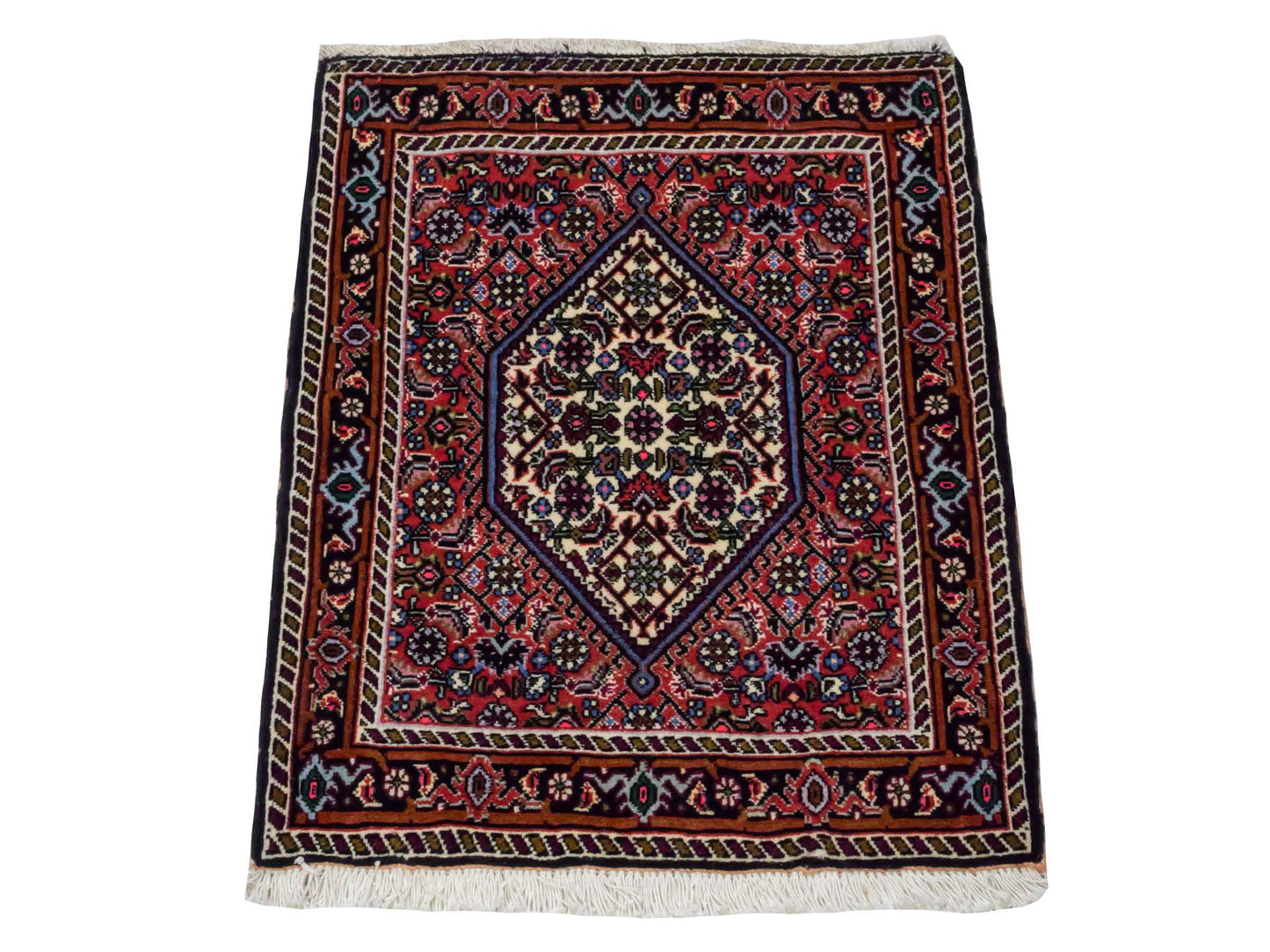 Handgeknüpfter Bidjar Sandjan Perserteppich von Khademi aus Wolle, rot. Kurdischer Dorfteppich mit geometrischem Medaillon. Von Hand geknüpft in Iran. Größe: 65 cm x 55 cm. Teppichnummer: DB3-1043. Verkauf durch Jupiter Intl.