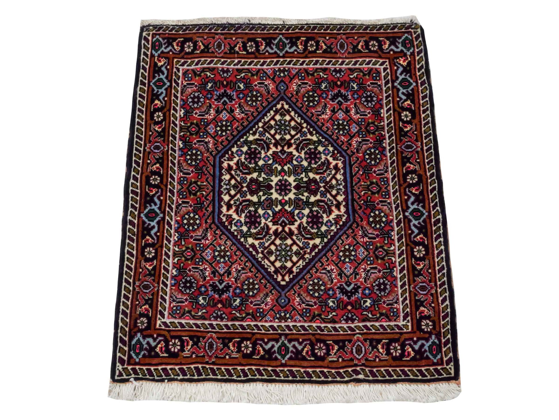Handgeknüpfter Bidjar Sandjan Perserteppich von Khademi aus Wolle, rot. Kurdischer Dorfteppich mit geometrischem Medaillon. Von Hand geknüpft in Iran. Größe: 65 cm x 55 cm. Teppichnummer: DB3-1043. Verkauf durch Jupiter Intl.