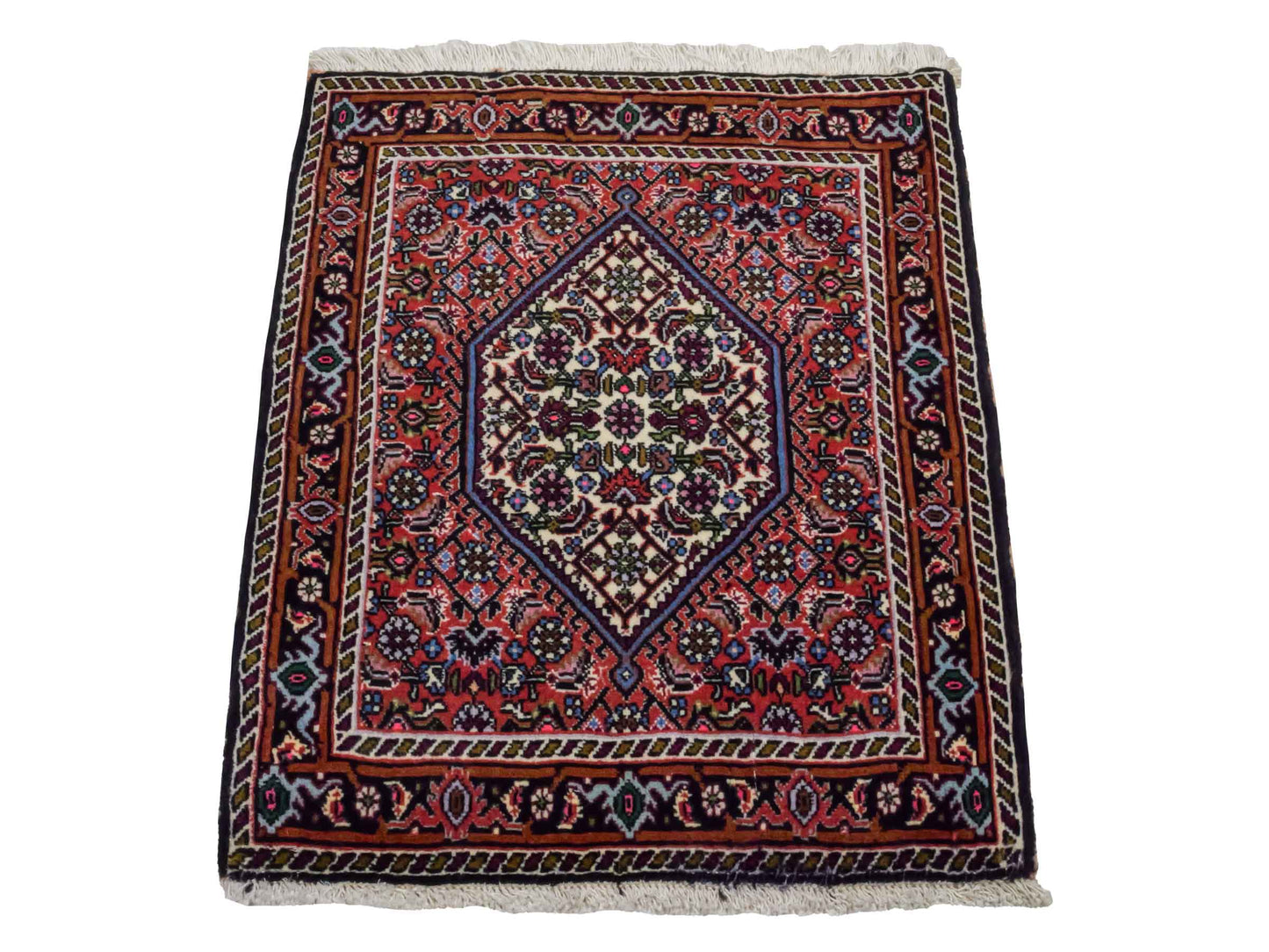Handgeknüpfter Bidjar Sandjan Perserteppich von Khademi aus Wolle, rot. Kurdischer Dorfteppich mit geometrischem Medaillon. Von Hand geknüpft in Iran. Größe: 65 cm x 55 cm. Teppichnummer: DB3-1043. Verkauf durch Jupiter Intl.