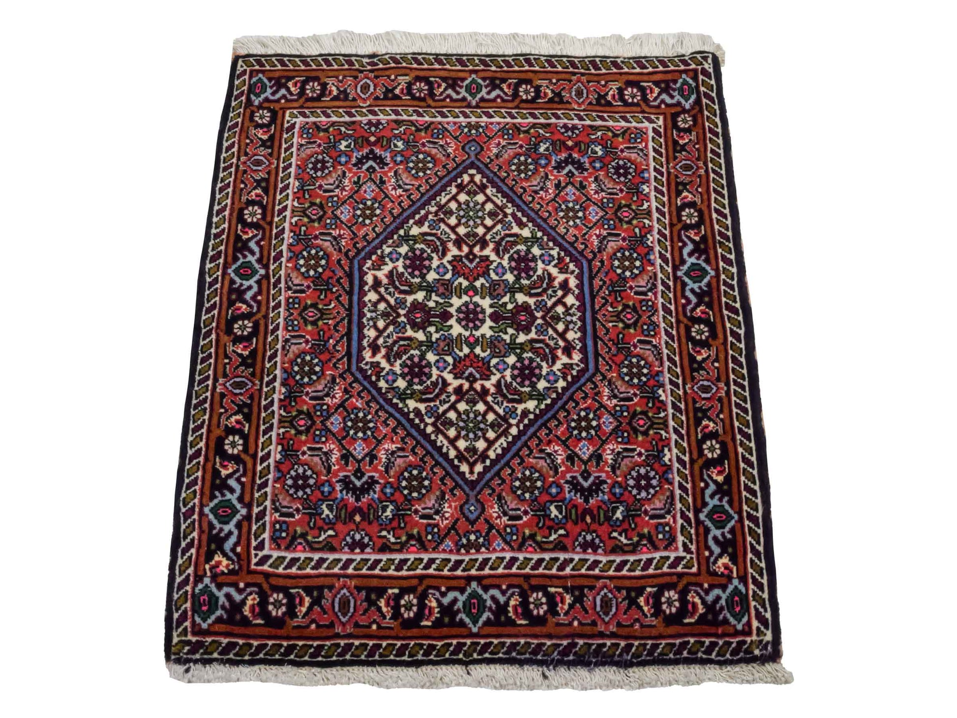 Handgeknüpfter Bidjar Sandjan Perserteppich von Khademi aus Wolle, rot. Kurdischer Dorfteppich mit geometrischem Medaillon. Von Hand geknüpft in Iran. Größe: 65 cm x 55 cm. Teppichnummer: DB3-1043. Verkauf durch Jupiter Intl.