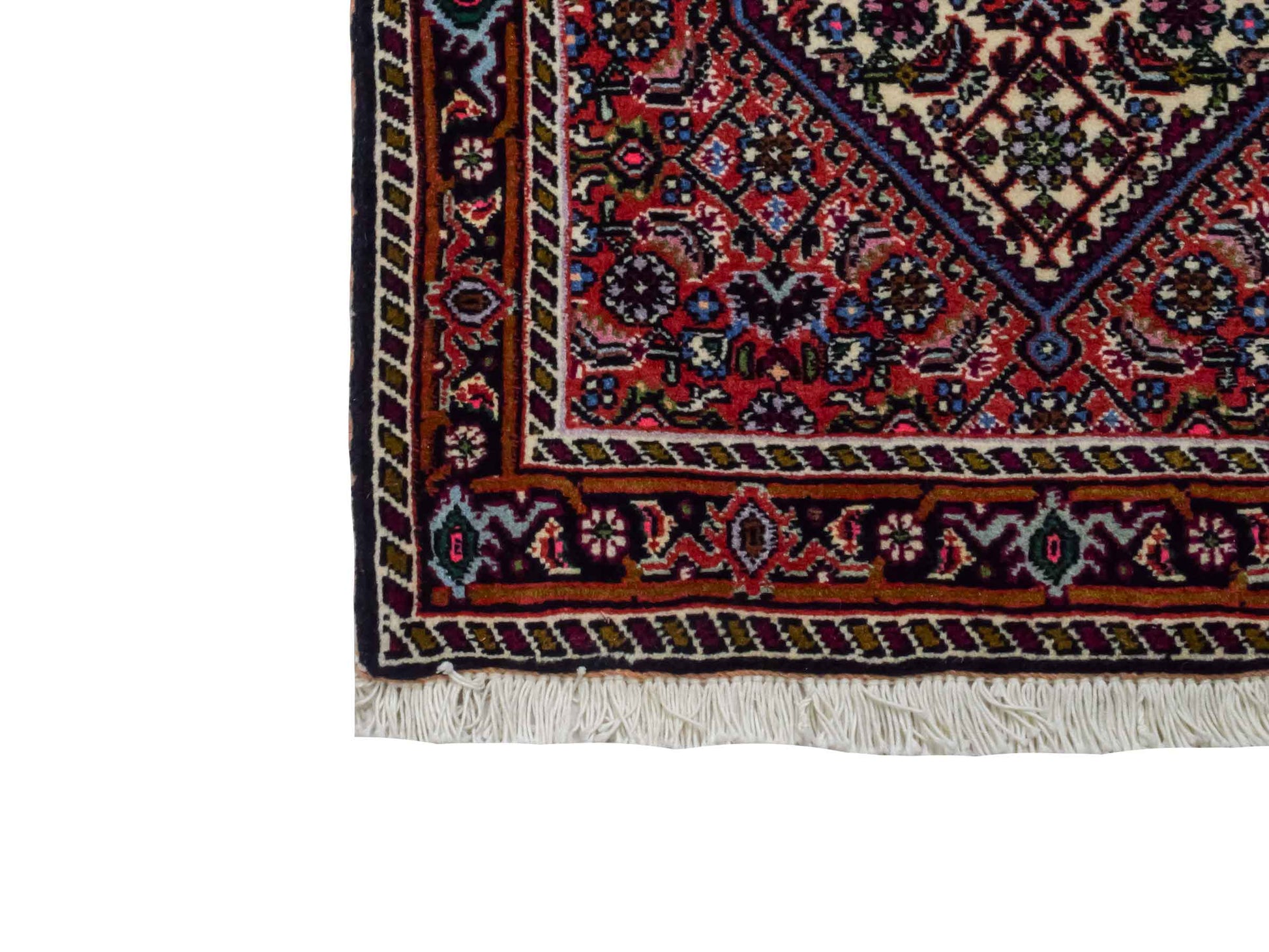 Handgeknüpfter Bidjar Sandjan Perserteppich von Khademi aus Wolle, rot. Kurdischer Dorfteppich mit geometrischem Medaillon. Von Hand geknüpft in Iran. Größe: 65 cm x 55 cm. Teppichnummer: DB3-1043. Verkauf durch Jupiter Intl.