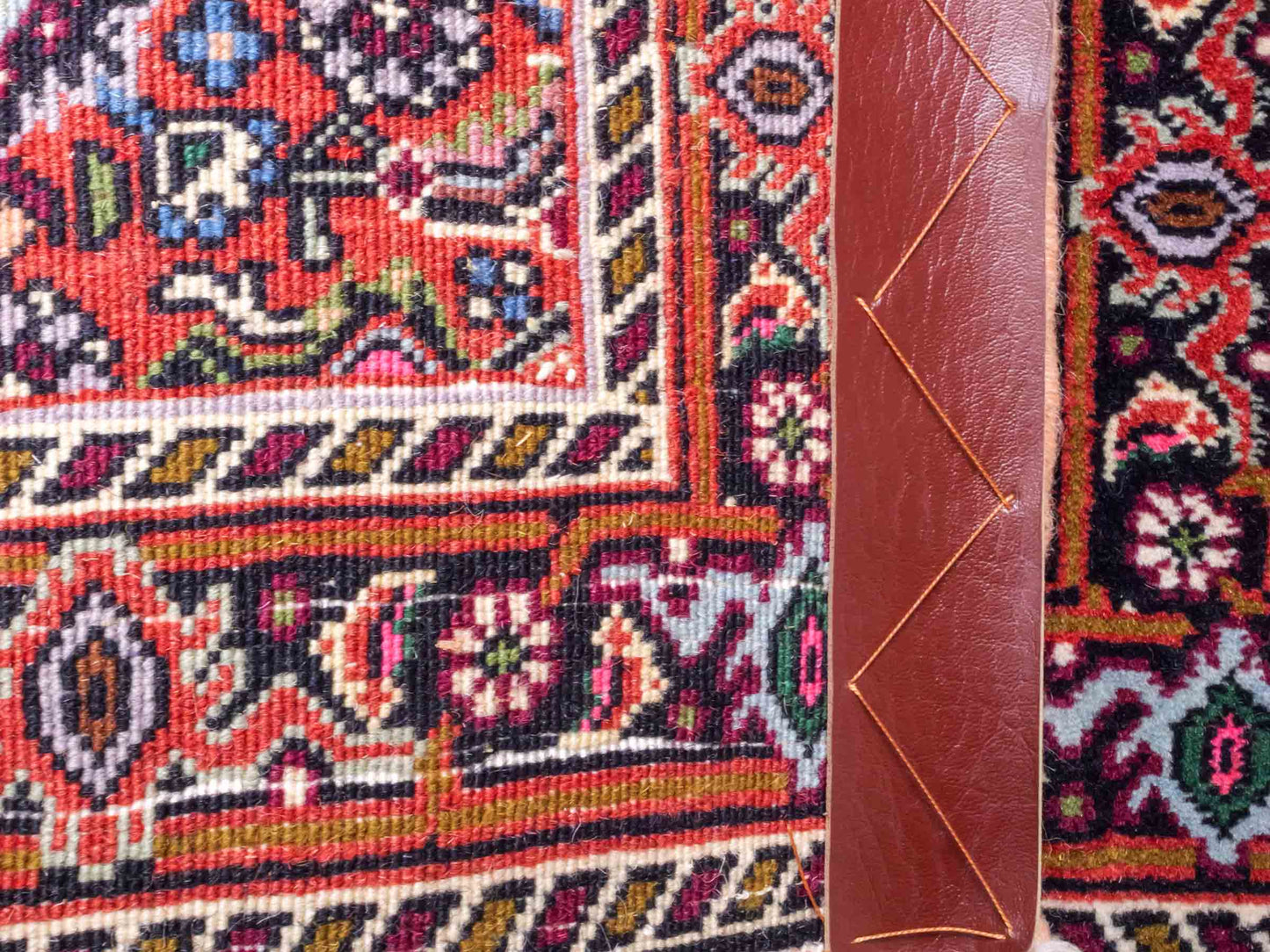 Handgeknüpfter Bidjar Sandjan Perserteppich von Khademi aus Wolle, rot. Kurdischer Dorfteppich mit geometrischem Medaillon. Von Hand geknüpft in Iran. Größe: 65 cm x 55 cm. Teppichnummer: DB3-1043. Verkauf durch Jupiter Intl.