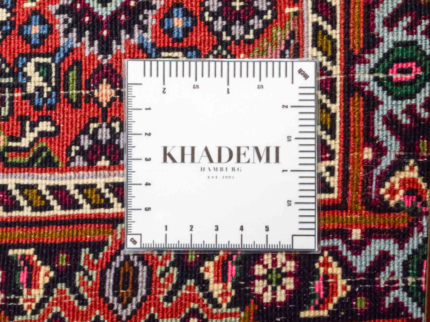 Handgeknüpfter Bidjar Sandjan Perserteppich von Khademi aus Wolle, rot. Kurdischer Dorfteppich mit geometrischem Medaillon. Von Hand geknüpft in Iran. Größe: 65 cm x 55 cm. Teppichnummer: DB3-1043. Verkauf durch Jupiter Intl.