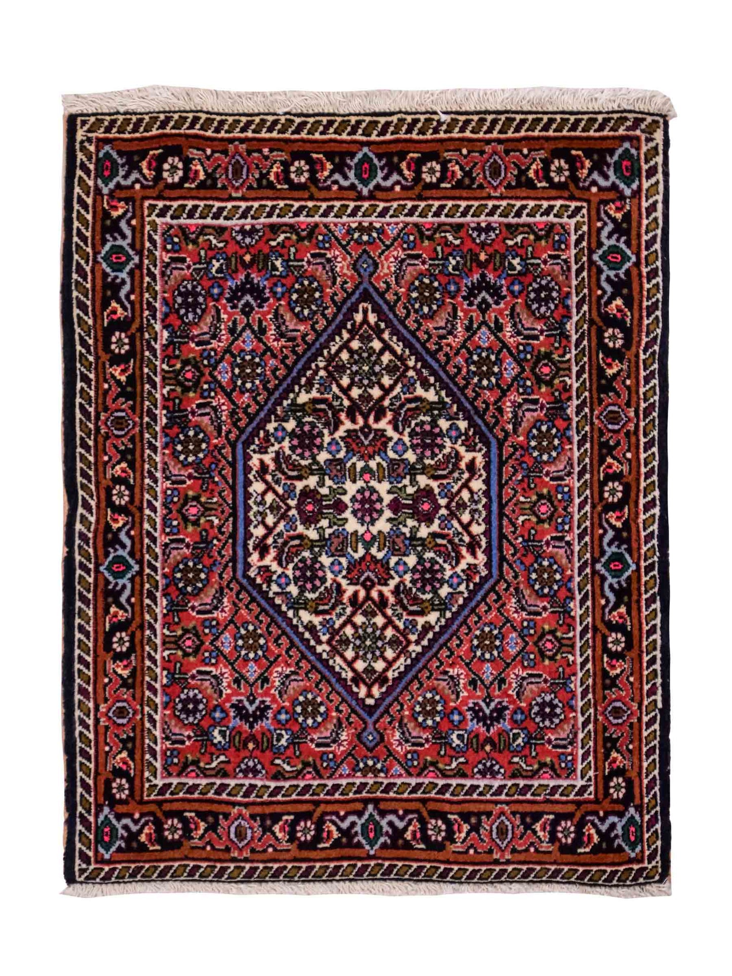 Handgeknüpfter Bidjar Sandjan Perserteppich von Khademi aus Wolle, rot. Kurdischer Dorfteppich mit geometrischem Medaillon. Von Hand geknüpft in Iran. Größe: 65 cm x 55 cm. Teppichnummer: DB3-1044. Verkauf durch Jupiter Intl.