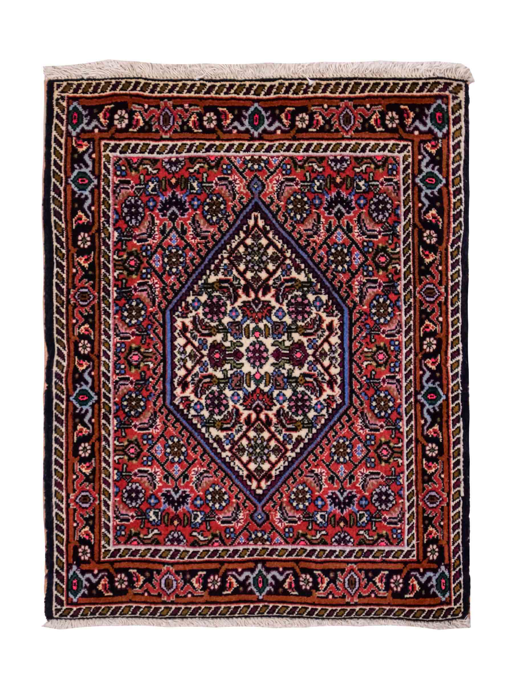 Handgeknüpfter Bidjar Sandjan Perserteppich von Khademi aus Wolle, rot. Kurdischer Dorfteppich mit geometrischem Medaillon. Von Hand geknüpft in Iran. Größe: 65 cm x 55 cm. Teppichnummer: DB3-1044. Verkauf durch Jupiter Intl.
