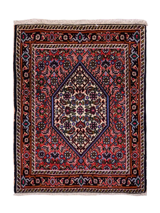 Handgeknüpfter Bidjar Sandjan Perserteppich von Khademi aus Wolle, rot. Kurdischer Dorfteppich mit geometrischem Medaillon. Von Hand geknüpft in Iran. Größe: 65 cm x 55 cm. Teppichnummer: DB3-1044. Verkauf durch Jupiter Intl.