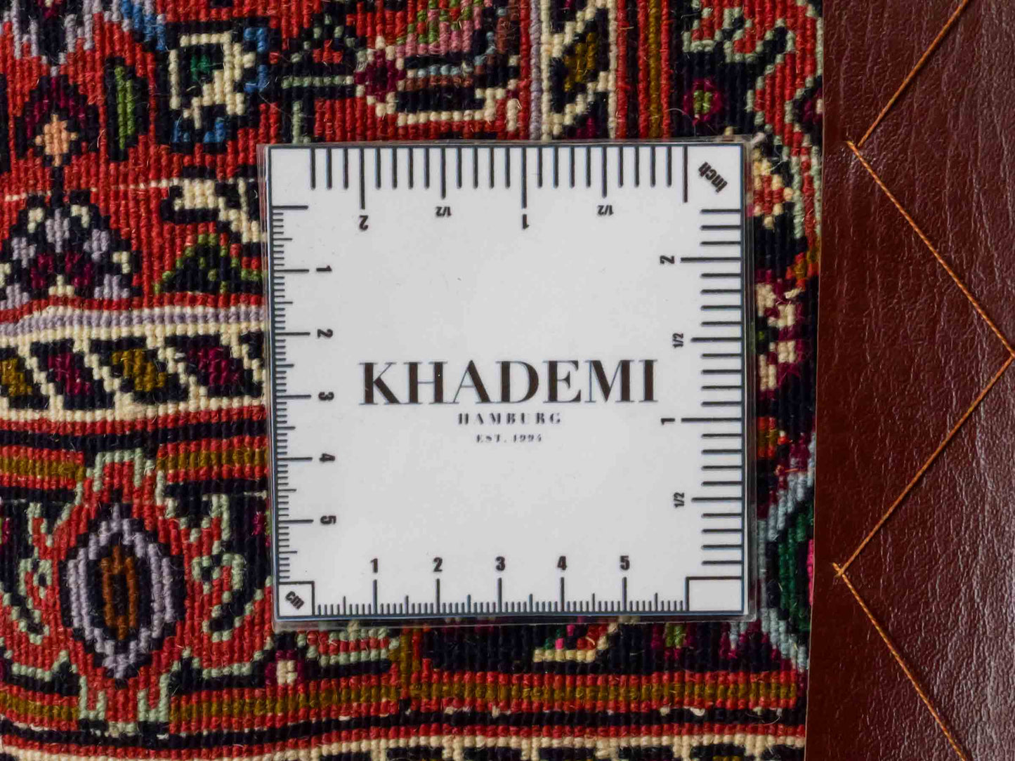 Handgeknüpfter Bidjar Sandjan Perserteppich von Khademi aus Wolle, rot. Kurdischer Dorfteppich mit geometrischem Medaillon. Von Hand geknüpft in Iran. Größe: 65 cm x 55 cm. Teppichnummer: DB3-1044. Verkauf durch Jupiter Intl.