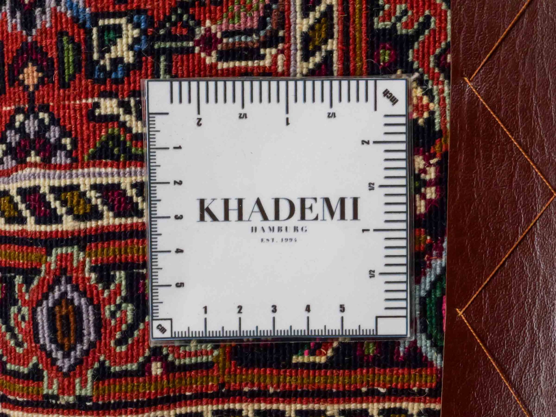Handgeknüpfter Bidjar Sandjan Perserteppich von Khademi aus Wolle, rot. Kurdischer Dorfteppich mit geometrischem Medaillon. Von Hand geknüpft in Iran. Größe: 65 cm x 55 cm. Teppichnummer: DB3-1044. Verkauf durch Jupiter Intl.
