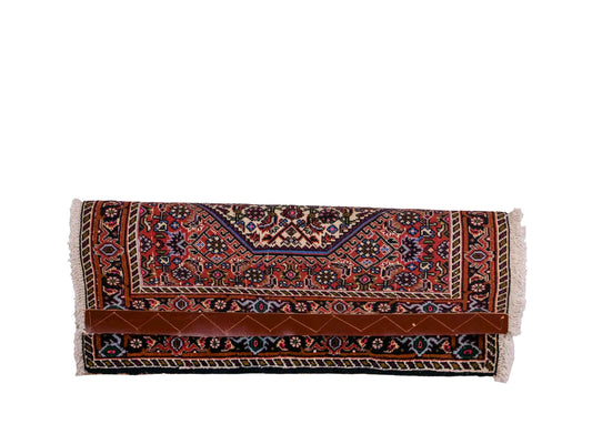 Handgeknüpfter Bidjar Sandjan Perserteppich von Khademi aus Wolle, rot. Kurdischer Dorfteppich mit geometrischem Medaillon. Von Hand geknüpft in Iran. Größe: 65 cm x 55 cm. Teppichnummer: DB3-1044. Verkauf durch Jupiter Intl.