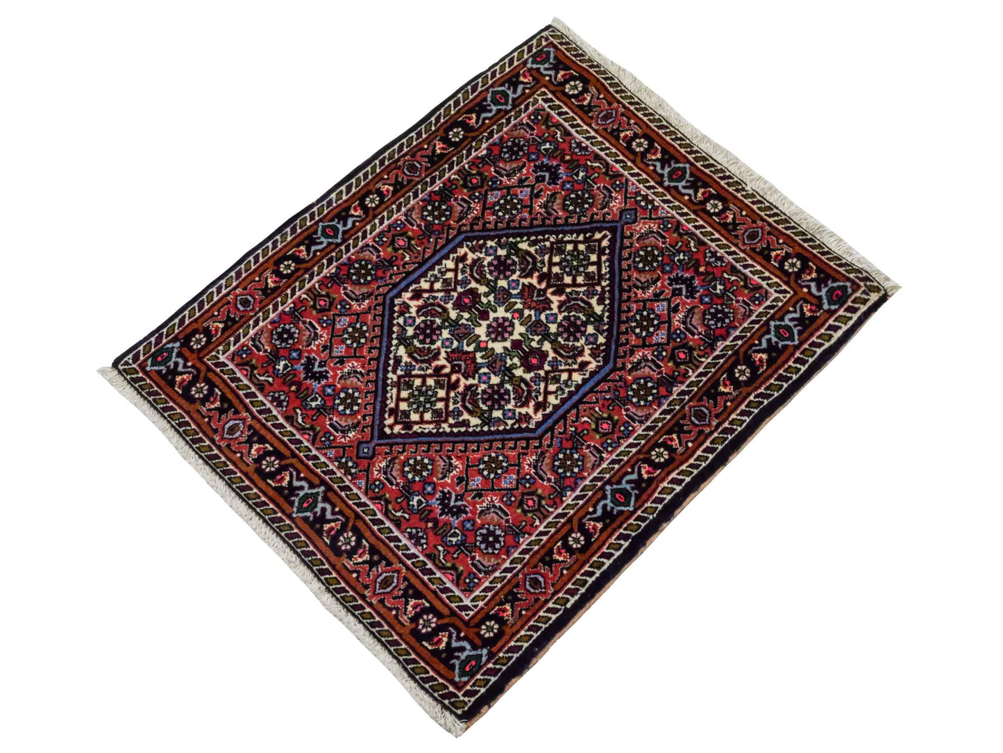 Handgeknüpfter Bidjar Sandjan Perserteppich von Khademi aus Wolle, rot. Kurdischer Dorfteppich mit geometrischem Medaillon. Von Hand geknüpft in Iran. Größe: 65 cm x 55 cm. Teppichnummer: DB3-1044. Verkauf durch Jupiter Intl.