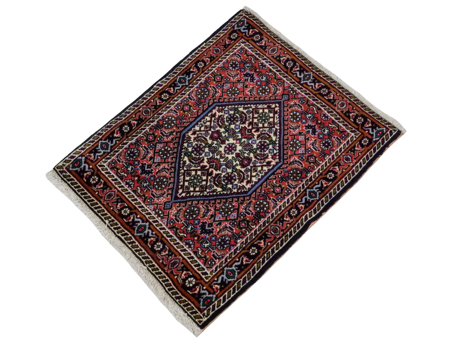 Handgeknüpfter Bidjar Sandjan Perserteppich von Khademi aus Wolle, rot. Kurdischer Dorfteppich mit geometrischem Medaillon. Von Hand geknüpft in Iran. Größe: 65 cm x 55 cm. Teppichnummer: DB3-1044. Verkauf durch Jupiter Intl.