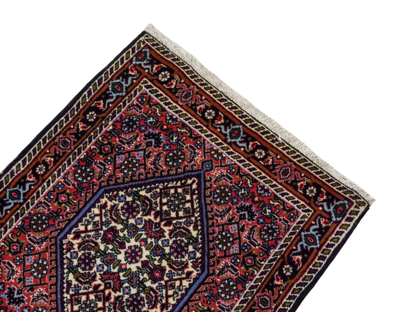 Handgeknüpfter Bidjar Sandjan Perserteppich von Khademi aus Wolle, rot. Kurdischer Dorfteppich mit geometrischem Medaillon. Von Hand geknüpft in Iran. Größe: 65 cm x 55 cm. Teppichnummer: DB3-1044. Verkauf durch Jupiter Intl.