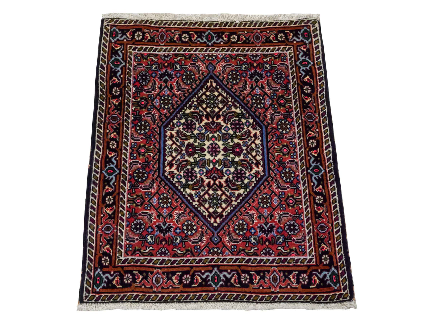 Handgeknüpfter Bidjar Sandjan Perserteppich von Khademi aus Wolle, rot. Kurdischer Dorfteppich mit geometrischem Medaillon. Von Hand geknüpft in Iran. Größe: 65 cm x 55 cm. Teppichnummer: DB3-1044. Verkauf durch Jupiter Intl.