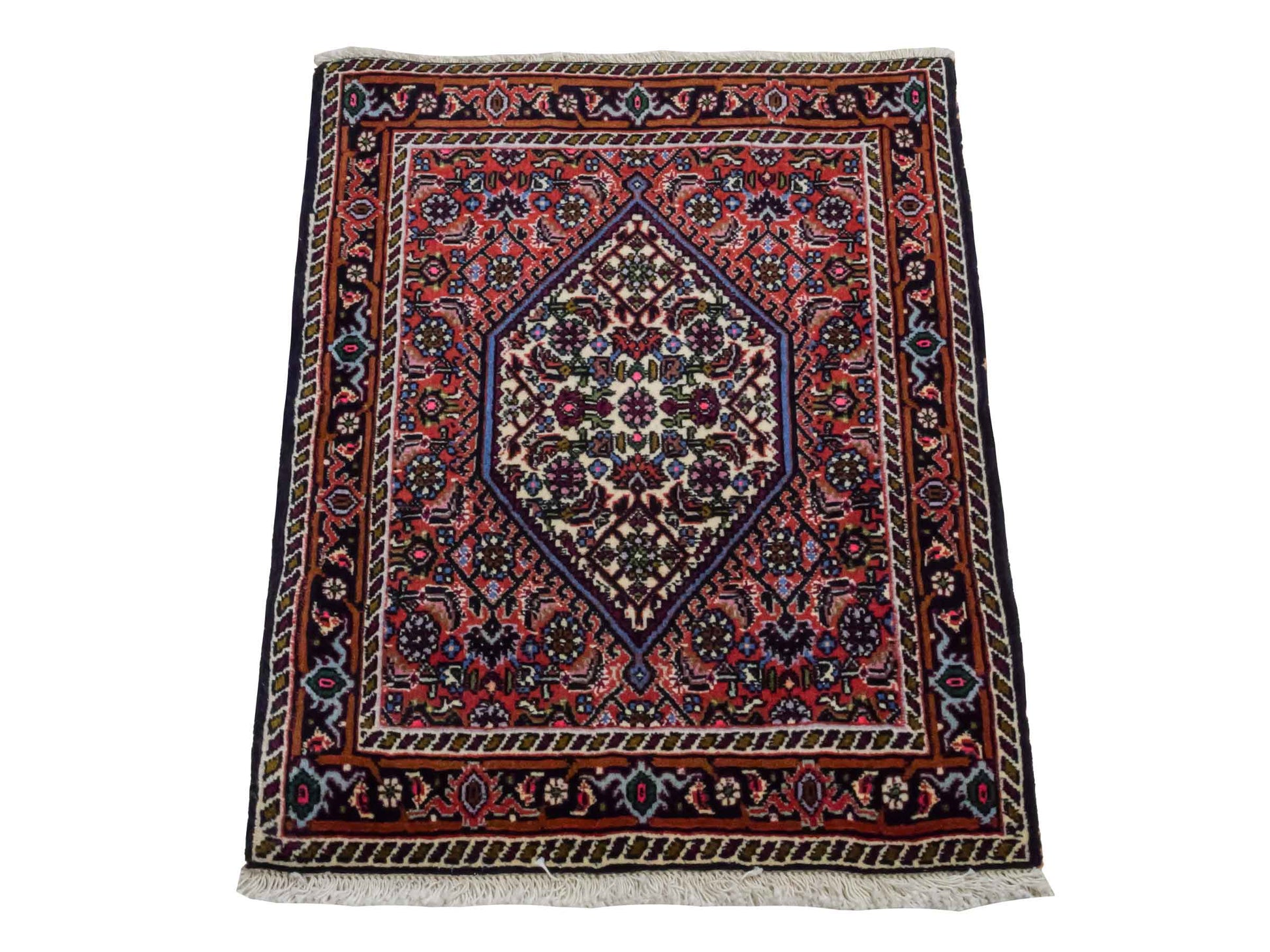 Handgeknüpfter Bidjar Sandjan Perserteppich von Khademi aus Wolle, rot. Kurdischer Dorfteppich mit geometrischem Medaillon. Von Hand geknüpft in Iran. Größe: 65 cm x 55 cm. Teppichnummer: DB3-1044. Verkauf durch Jupiter Intl.