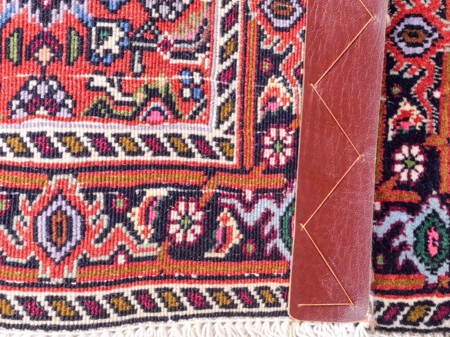 Handgeknüpfter Bidjar Sandjan Perserteppich von Khademi aus Wolle, rot. Kurdischer Dorfteppich mit geometrischem Medaillon. Von Hand geknüpft in Iran. Größe: 65 cm x 55 cm. Teppichnummer: DB3-1044. Verkauf durch Jupiter Intl.