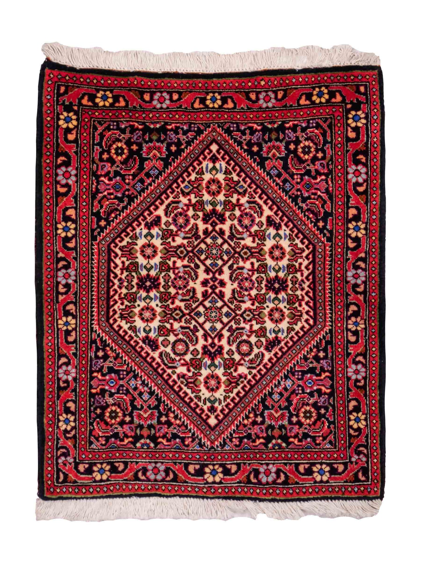 Handgeknüpfter Bidjar Sandjan Perserteppich von Khademi aus Wolle, rot. Kurdischer Dorfteppich mit geometrischem Medaillon. Von Hand geknüpft in Iran. Größe: 69 cm x 56 cm. Teppichnummer: DB3-1047. Verkauf durch Jupiter Intl.