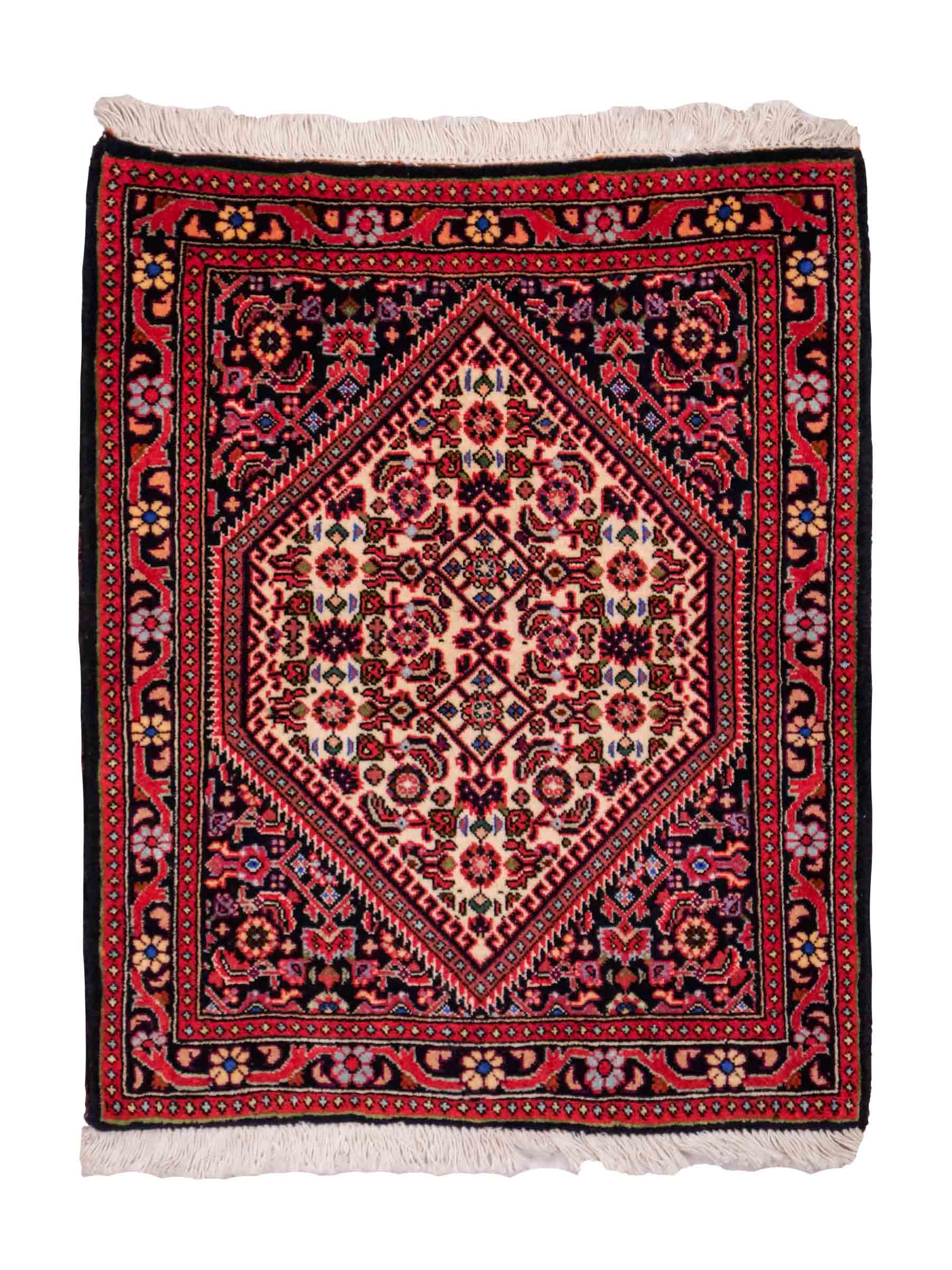 Handgeknüpfter Bidjar Sandjan Perserteppich von Khademi aus Wolle, rot. Kurdischer Dorfteppich mit geometrischem Medaillon. Von Hand geknüpft in Iran. Größe: 69 cm x 56 cm. Teppichnummer: DB3-1047. Verkauf durch Jupiter Intl.