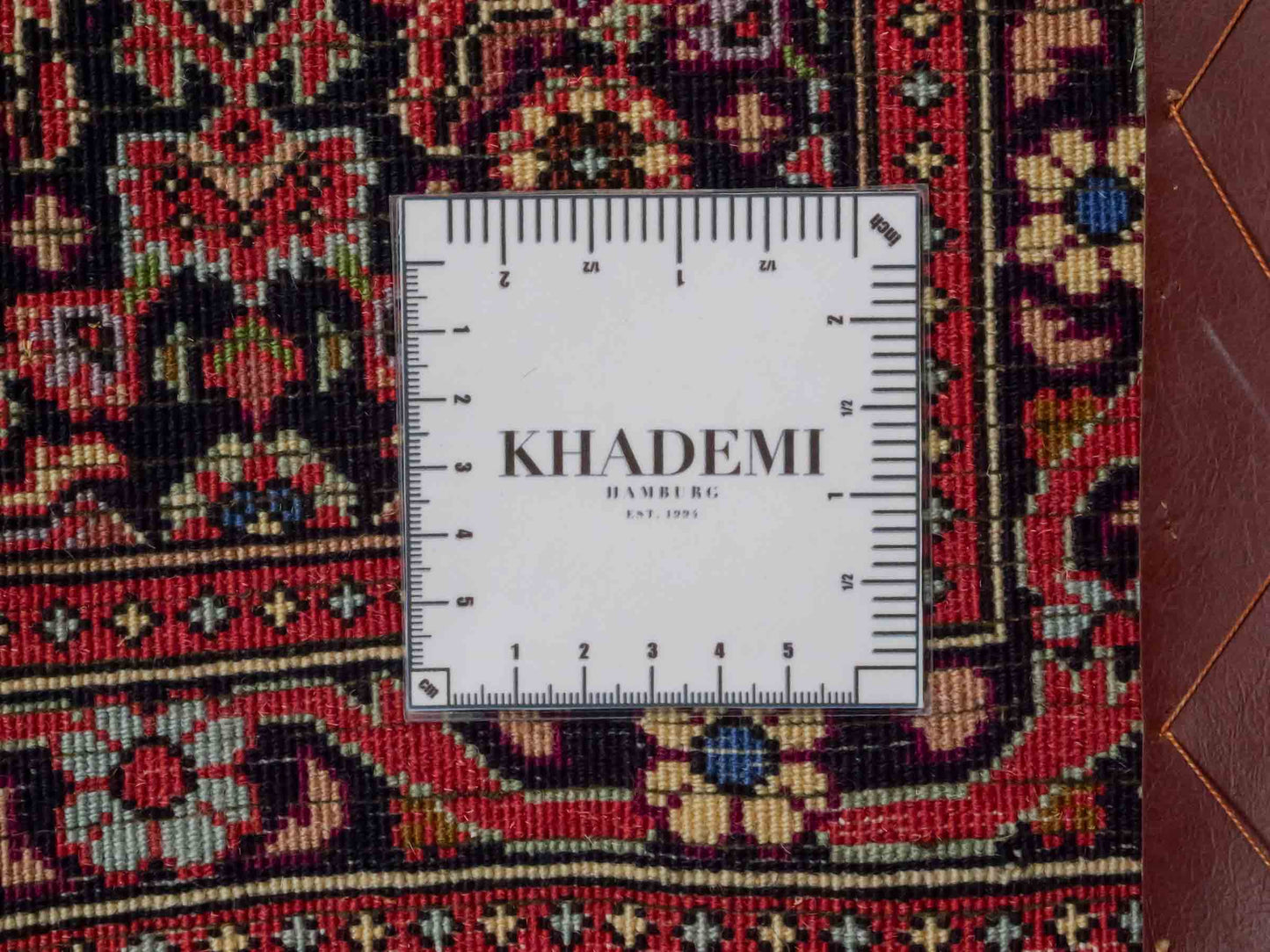 Handgeknüpfter Bidjar Sandjan Perserteppich von Khademi aus Wolle, rot. Kurdischer Dorfteppich mit geometrischem Medaillon. Von Hand geknüpft in Iran. Größe: 69 cm x 56 cm. Teppichnummer: DB3-1047. Verkauf durch Jupiter Intl.