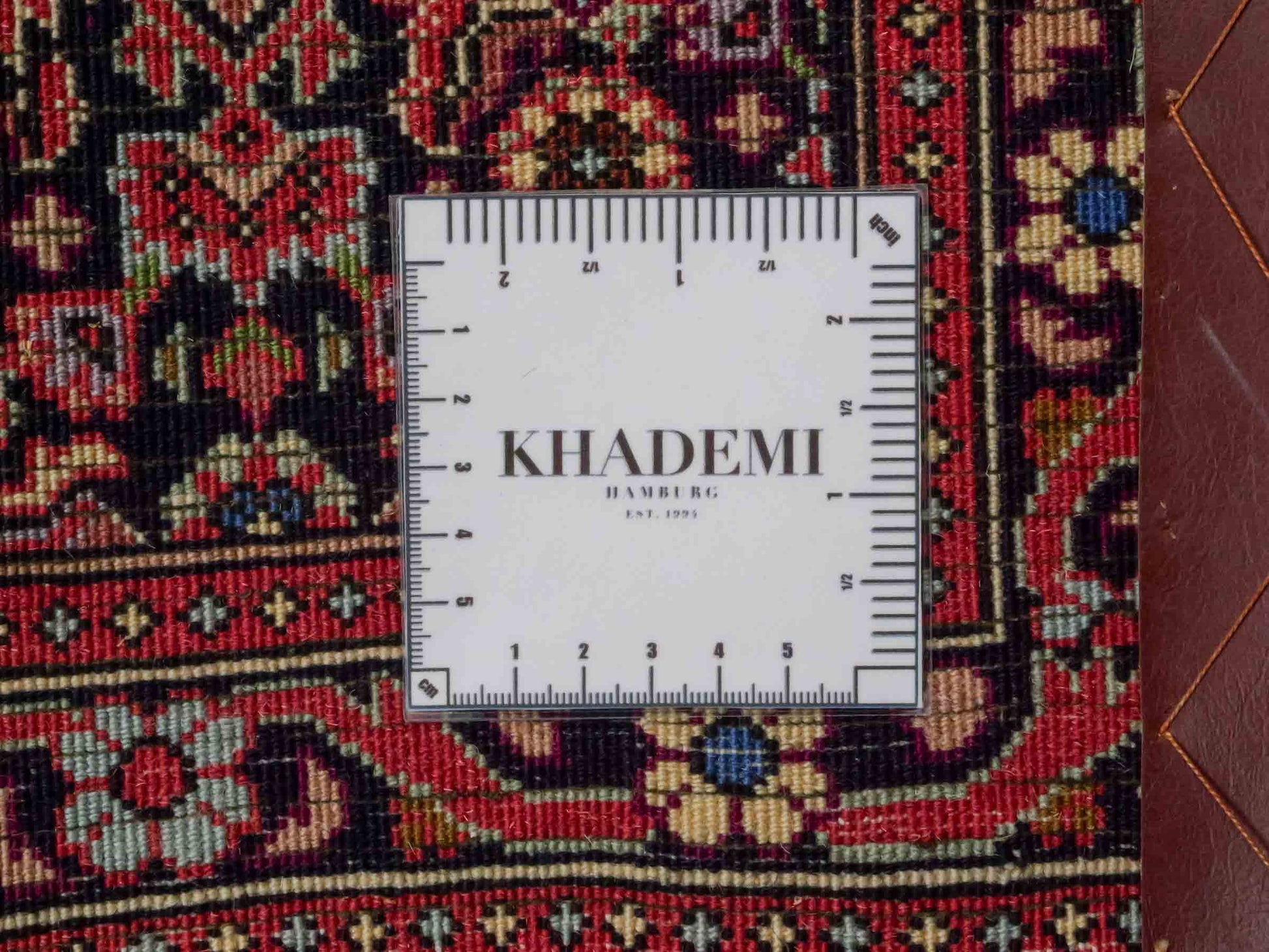 Handgeknüpfter Bidjar Sandjan Perserteppich von Khademi aus Wolle, rot. Kurdischer Dorfteppich mit geometrischem Medaillon. Von Hand geknüpft in Iran. Größe: 69 cm x 56 cm. Teppichnummer: DB3-1047. Verkauf durch Jupiter Intl.