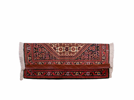 Handgeknüpfter Bidjar Sandjan Perserteppich von Khademi aus Wolle, rot. Kurdischer Dorfteppich mit geometrischem Medaillon. Von Hand geknüpft in Iran. Größe: 69 cm x 56 cm. Teppichnummer: DB3-1047. Verkauf durch Jupiter Intl.