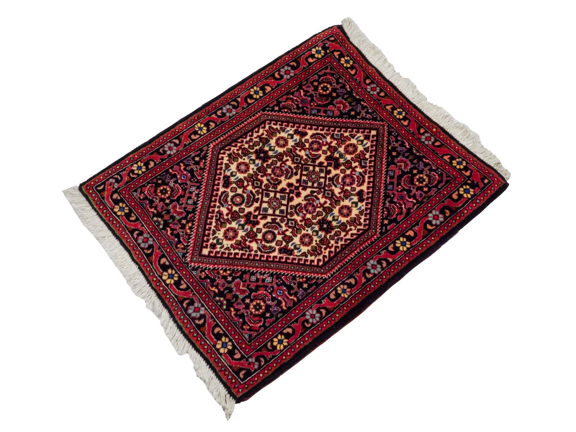 Handgeknüpfter Bidjar Sandjan Perserteppich von Khademi aus Wolle, rot. Kurdischer Dorfteppich mit geometrischem Medaillon. Von Hand geknüpft in Iran. Größe: 69 cm x 56 cm. Teppichnummer: DB3-1047. Verkauf durch Jupiter Intl.