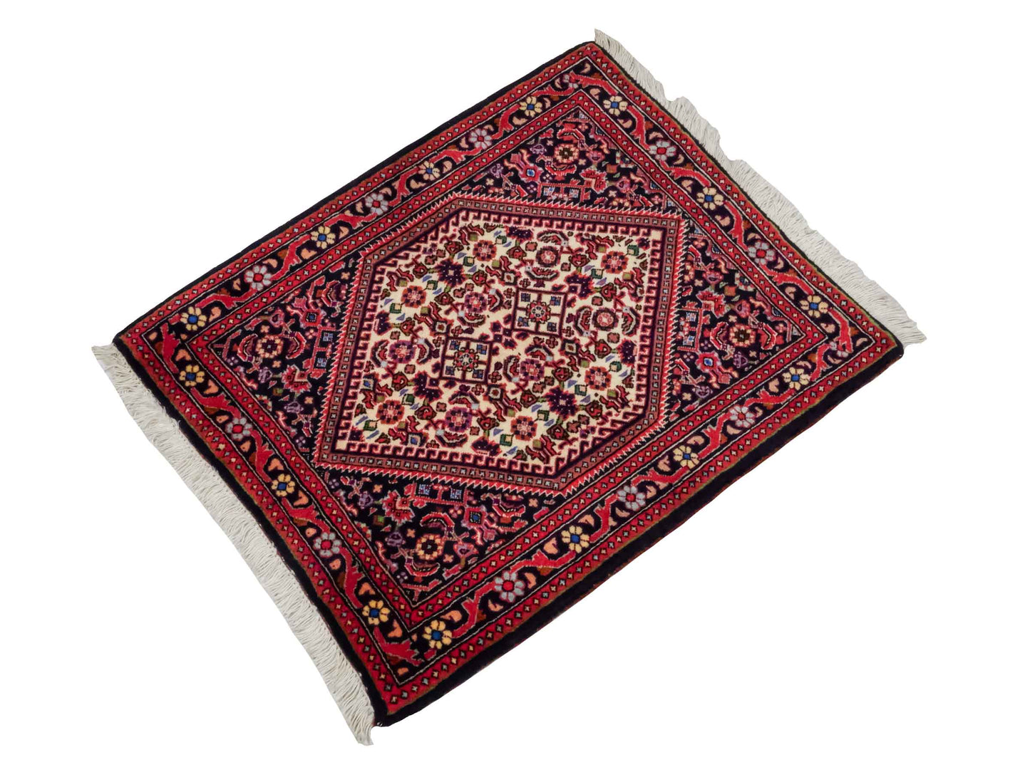 Handgeknüpfter Bidjar Sandjan Perserteppich von Khademi aus Wolle, rot. Kurdischer Dorfteppich mit geometrischem Medaillon. Von Hand geknüpft in Iran. Größe: 69 cm x 56 cm. Teppichnummer: DB3-1047. Verkauf durch Jupiter Intl.