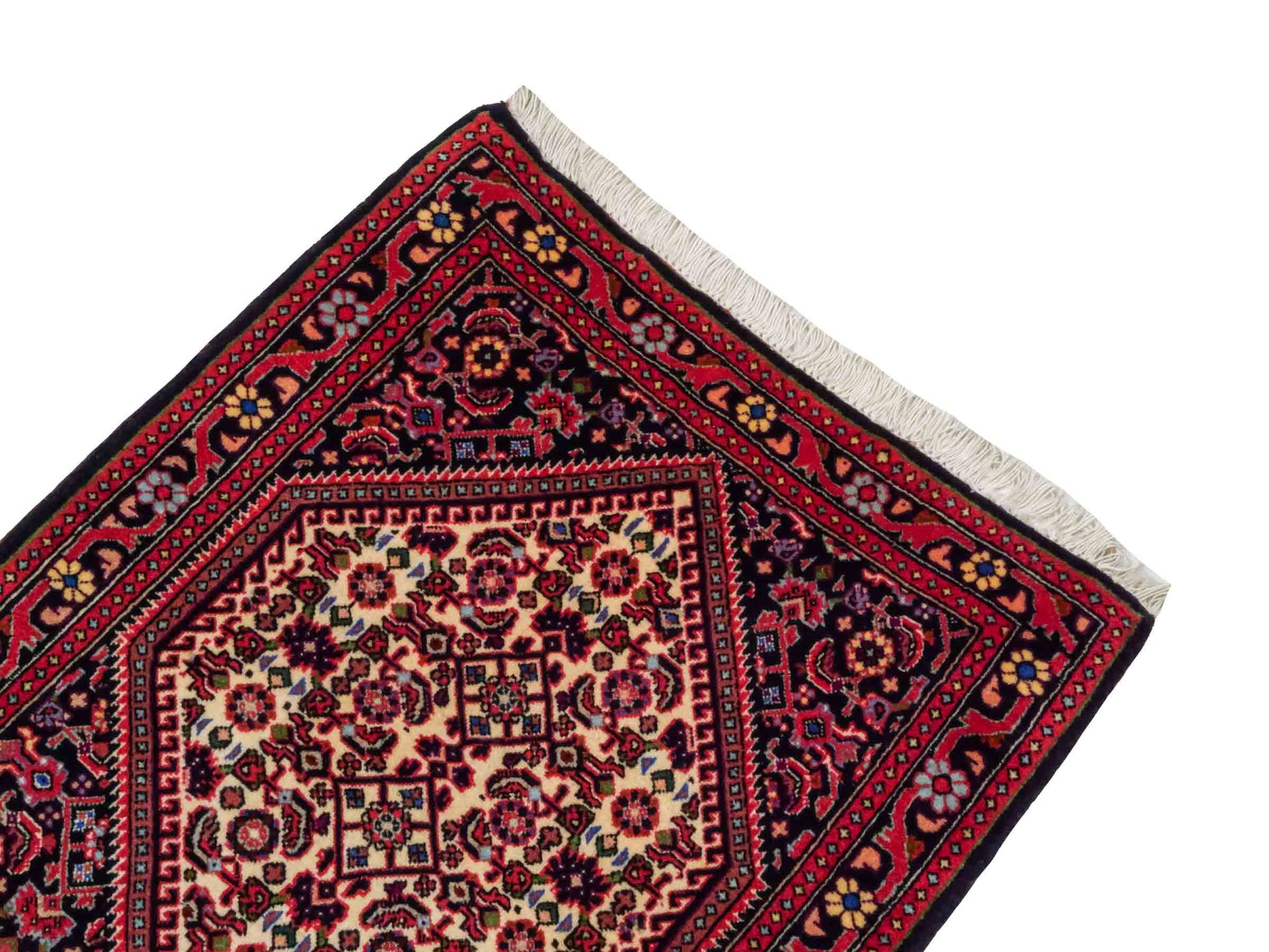 Handgeknüpfter Bidjar Sandjan Perserteppich von Khademi aus Wolle, rot. Kurdischer Dorfteppich mit geometrischem Medaillon. Von Hand geknüpft in Iran. Größe: 69 cm x 56 cm. Teppichnummer: DB3-1047. Verkauf durch Jupiter Intl.