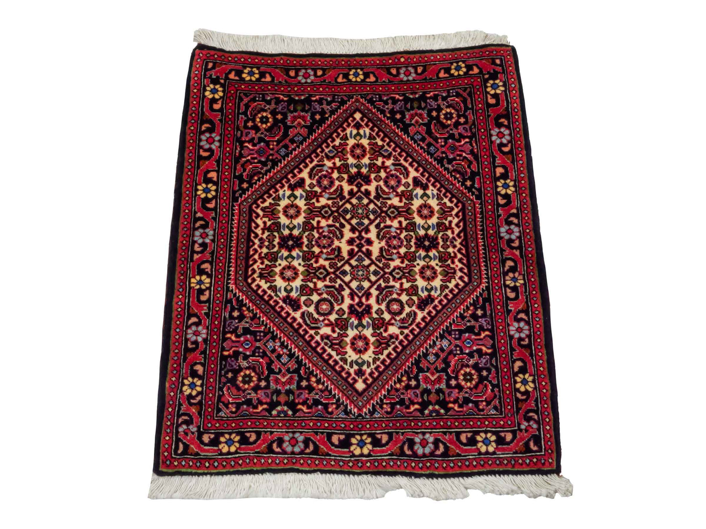 Handgeknüpfter Bidjar Sandjan Perserteppich von Khademi aus Wolle, rot. Kurdischer Dorfteppich mit geometrischem Medaillon. Von Hand geknüpft in Iran. Größe: 69 cm x 56 cm. Teppichnummer: DB3-1047. Verkauf durch Jupiter Intl.