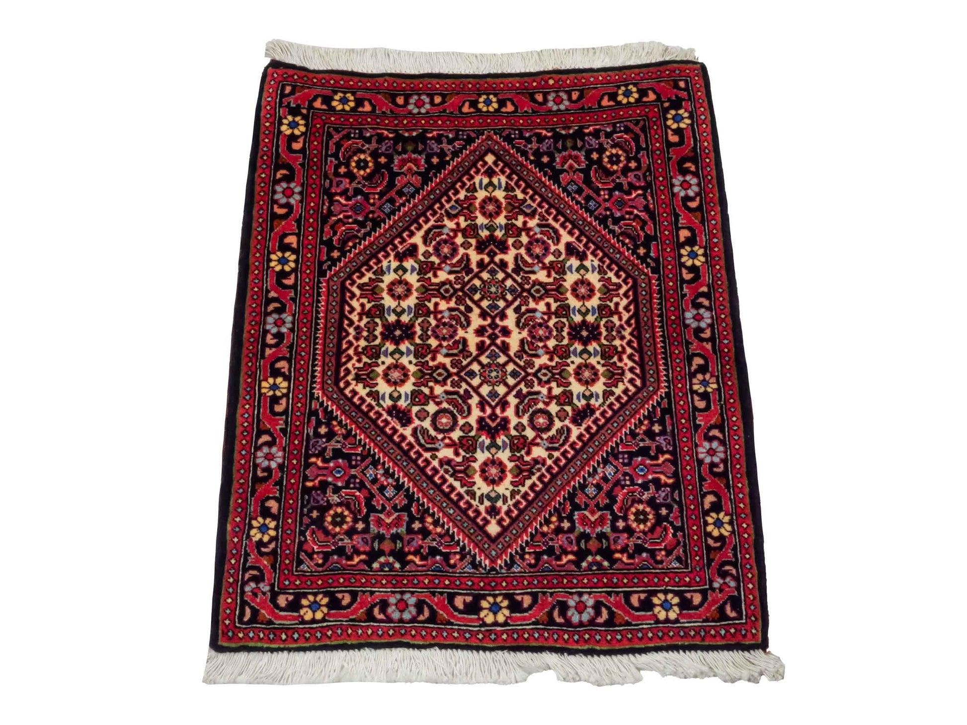 Handgeknüpfter Bidjar Sandjan Perserteppich von Khademi aus Wolle, rot. Kurdischer Dorfteppich mit geometrischem Medaillon. Von Hand geknüpft in Iran. Größe: 69 cm x 56 cm. Teppichnummer: DB3-1047. Verkauf durch Jupiter Intl.