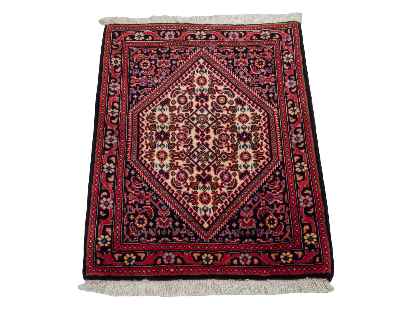 Handgeknüpfter Bidjar Sandjan Perserteppich von Khademi aus Wolle, rot. Kurdischer Dorfteppich mit geometrischem Medaillon. Von Hand geknüpft in Iran. Größe: 69 cm x 56 cm. Teppichnummer: DB3-1047. Verkauf durch Jupiter Intl.