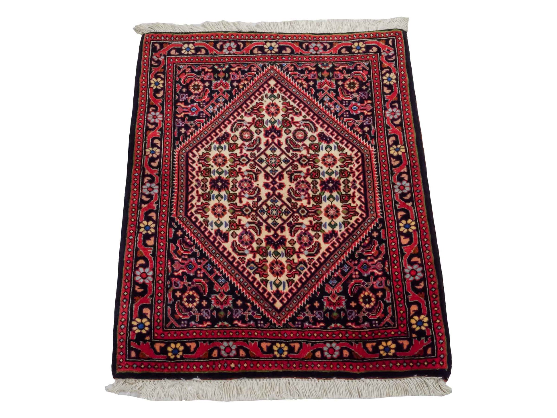 Handgeknüpfter Bidjar Sandjan Perserteppich von Khademi aus Wolle, rot. Kurdischer Dorfteppich mit geometrischem Medaillon. Von Hand geknüpft in Iran. Größe: 69 cm x 56 cm. Teppichnummer: DB3-1047. Verkauf durch Jupiter Intl.
