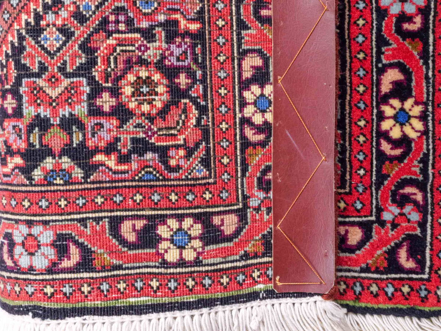 Handgeknüpfter Bidjar Sandjan Perserteppich von Khademi aus Wolle, rot. Kurdischer Dorfteppich mit geometrischem Medaillon. Von Hand geknüpft in Iran. Größe: 69 cm x 56 cm. Teppichnummer: DB3-1047. Verkauf durch Jupiter Intl.