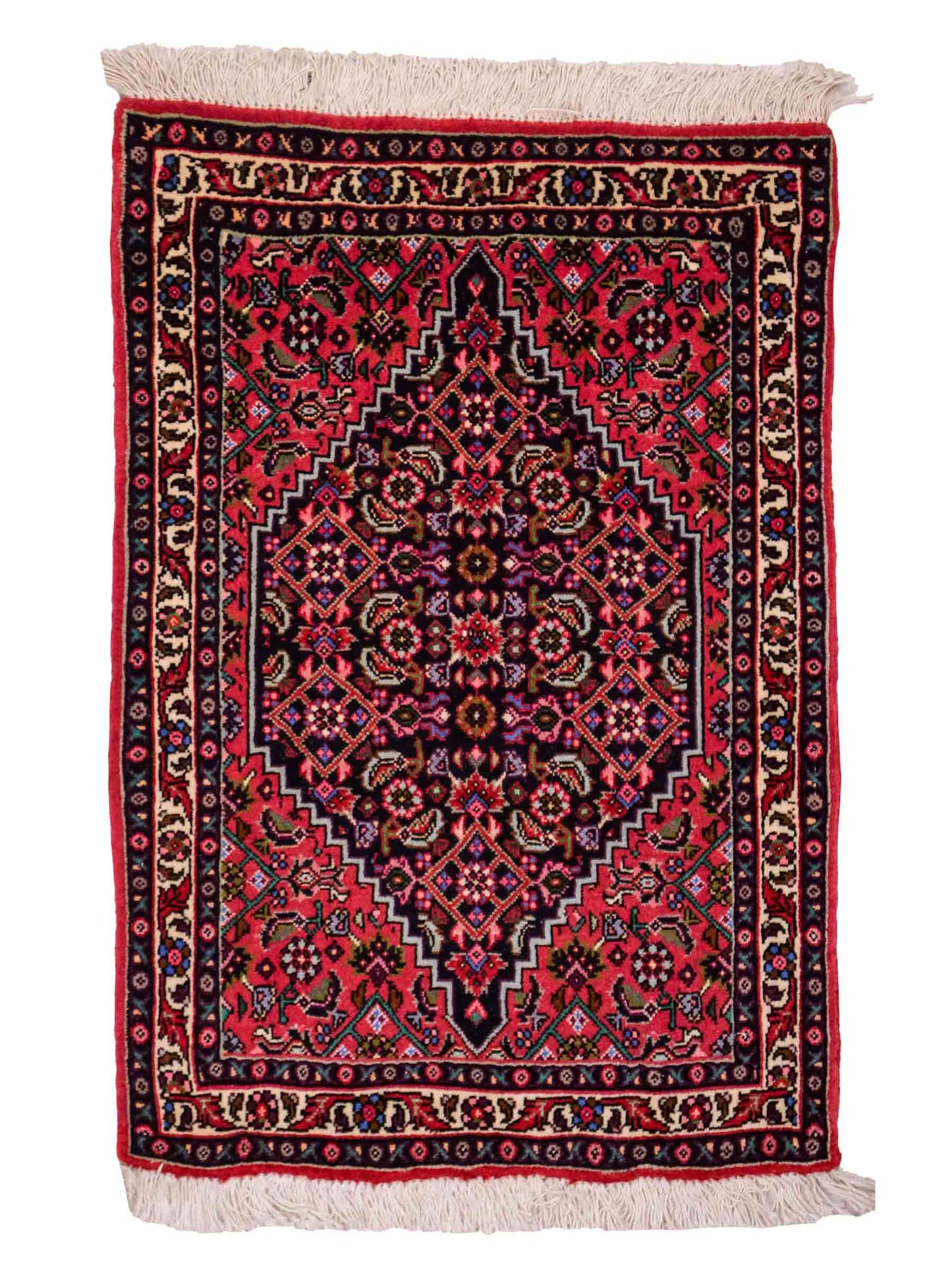 Handgeknüpfter Bidjar Sandjan Perserteppich von Khademi aus Wolle, rot. Kurdischer Dorfteppich mit geometrischem Medaillon. Von Hand geknüpft in Iran. Größe: 75 cm x 53 cm. Teppichnummer: DB3-1042. Verkauf durch Jupiter Intl.