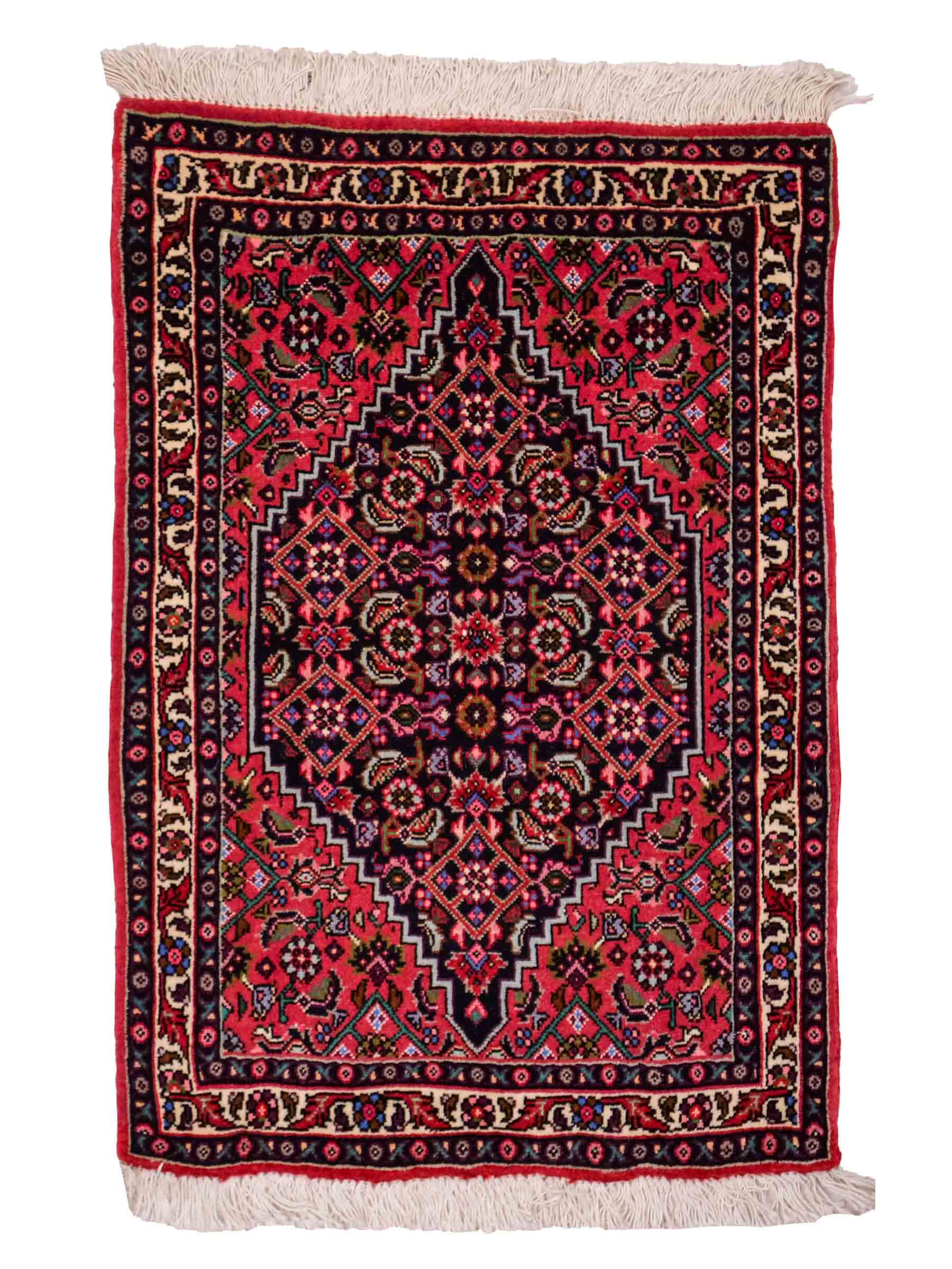 Handgeknüpfter Bidjar Sandjan Perserteppich von Khademi aus Wolle, rot. Kurdischer Dorfteppich mit geometrischem Medaillon. Von Hand geknüpft in Iran. Größe: 75 cm x 53 cm. Teppichnummer: DB3-1042. Verkauf durch Jupiter Intl.