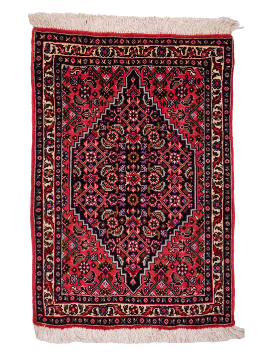 Handgeknüpfter Bidjar Sandjan Perserteppich von Khademi aus Wolle, rot. Kurdischer Dorfteppich mit geometrischem Medaillon. Von Hand geknüpft in Iran. Größe: 75 cm x 53 cm. Teppichnummer: DB3-1042. Verkauf durch Jupiter Intl.