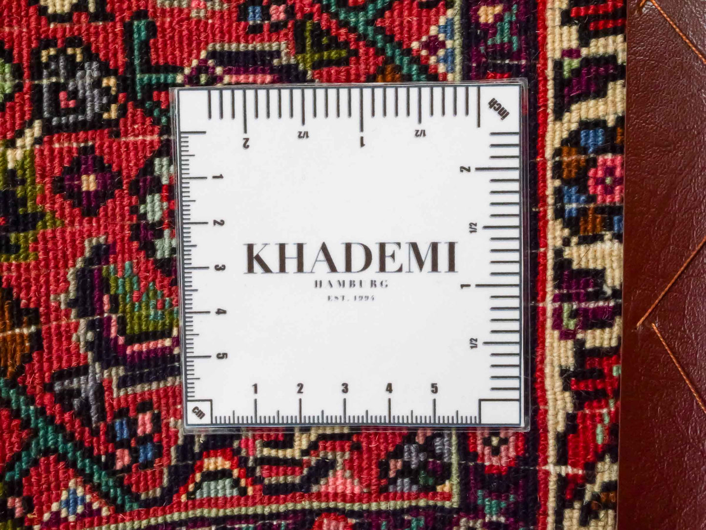 Handgeknüpfter Bidjar Sandjan Perserteppich von Khademi aus Wolle, rot. Kurdischer Dorfteppich mit geometrischem Medaillon. Von Hand geknüpft in Iran. Größe: 75 cm x 53 cm. Teppichnummer: DB3-1042. Verkauf durch Jupiter Intl.