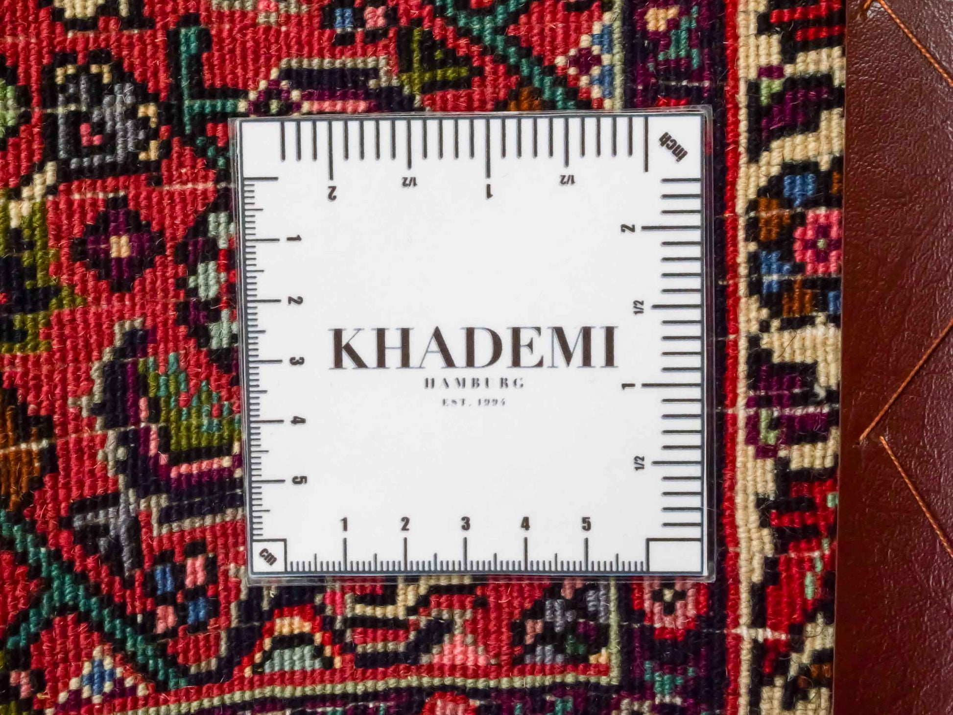 Handgeknüpfter Bidjar Sandjan Perserteppich von Khademi aus Wolle, rot. Kurdischer Dorfteppich mit geometrischem Medaillon. Von Hand geknüpft in Iran. Größe: 75 cm x 53 cm. Teppichnummer: DB3-1042. Verkauf durch Jupiter Intl.