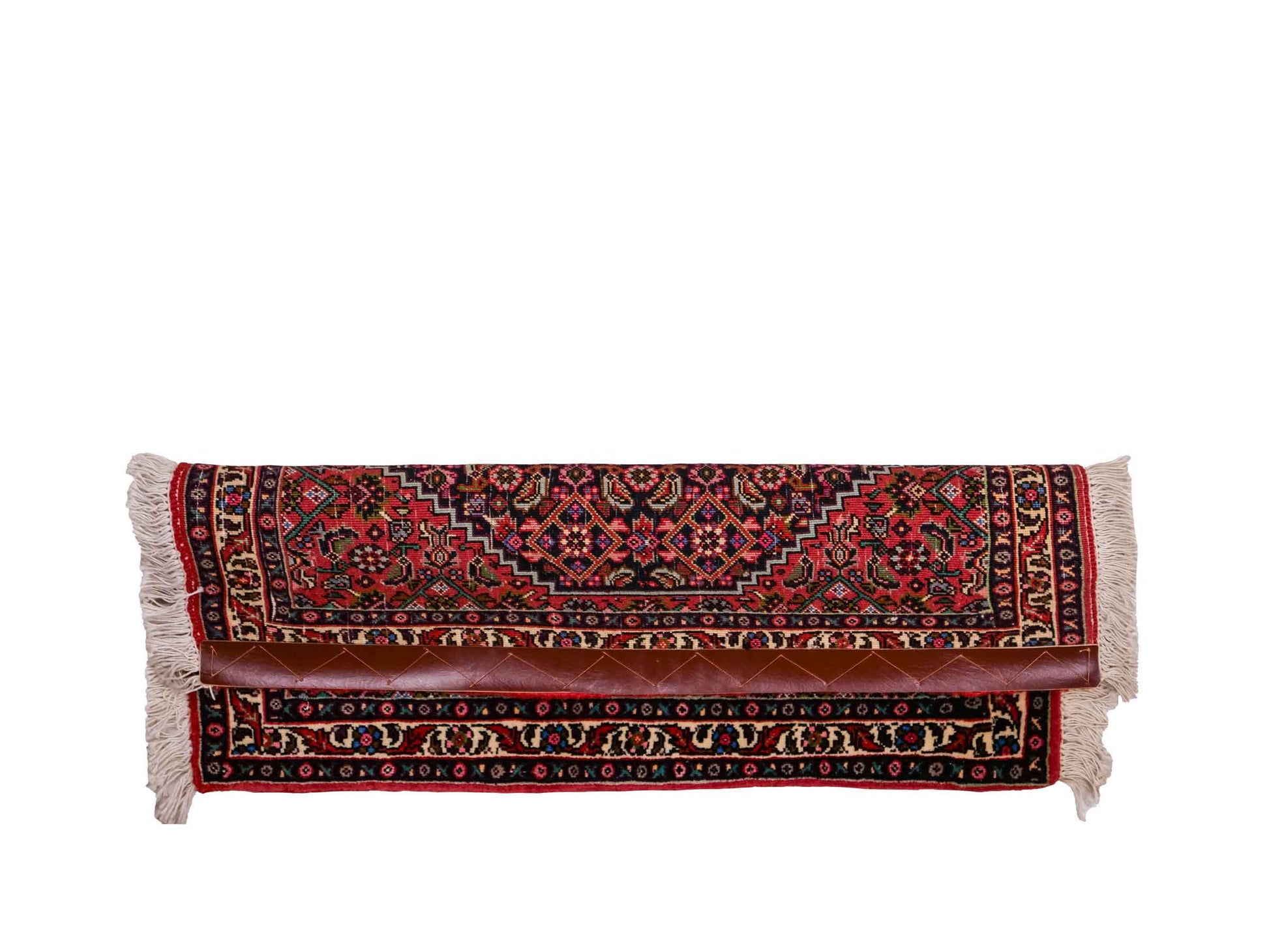 Handgeknüpfter Bidjar Sandjan Perserteppich von Khademi aus Wolle, rot. Kurdischer Dorfteppich mit geometrischem Medaillon. Von Hand geknüpft in Iran. Größe: 75 cm x 53 cm. Teppichnummer: DB3-1042. Verkauf durch Jupiter Intl.