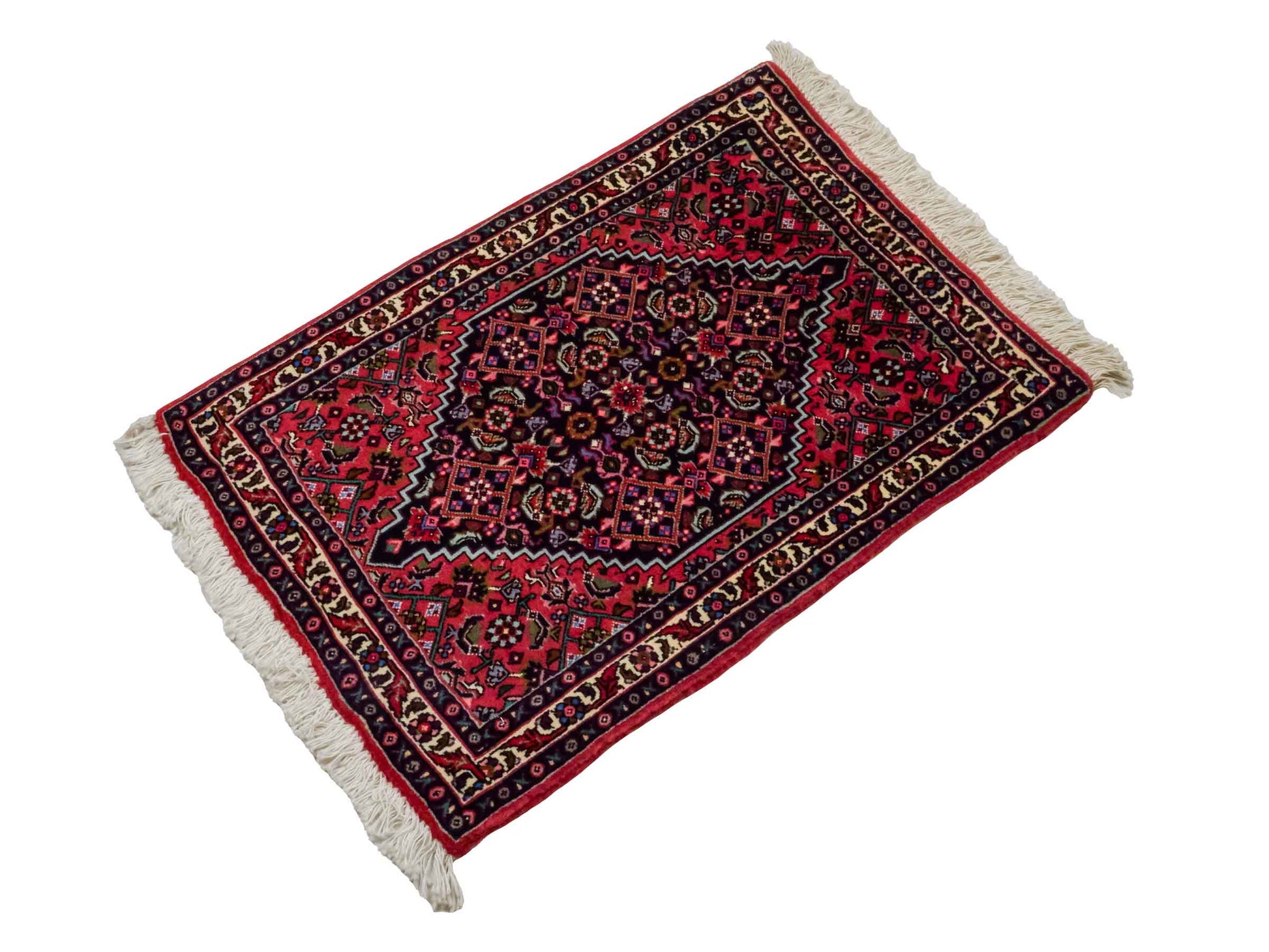 Handgeknüpfter Bidjar Sandjan Perserteppich von Khademi aus Wolle, rot. Kurdischer Dorfteppich mit geometrischem Medaillon. Von Hand geknüpft in Iran. Größe: 75 cm x 53 cm. Teppichnummer: DB3-1042. Verkauf durch Jupiter Intl.