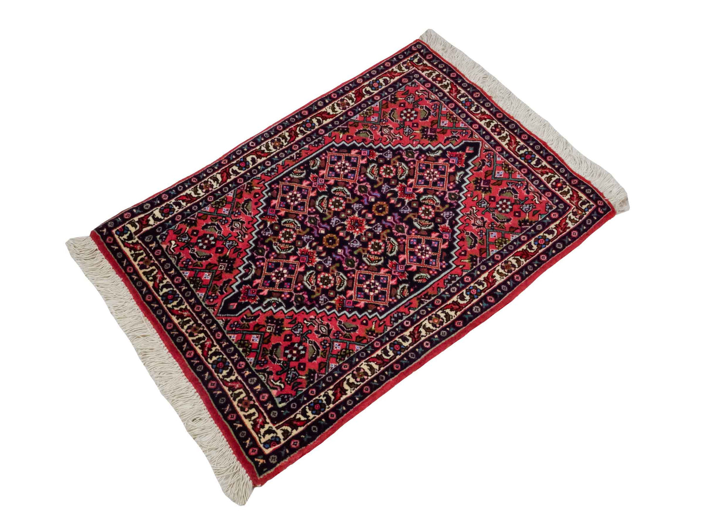 Handgeknüpfter Bidjar Sandjan Perserteppich von Khademi aus Wolle, rot. Kurdischer Dorfteppich mit geometrischem Medaillon. Von Hand geknüpft in Iran. Größe: 75 cm x 53 cm. Teppichnummer: DB3-1042. Verkauf durch Jupiter Intl.