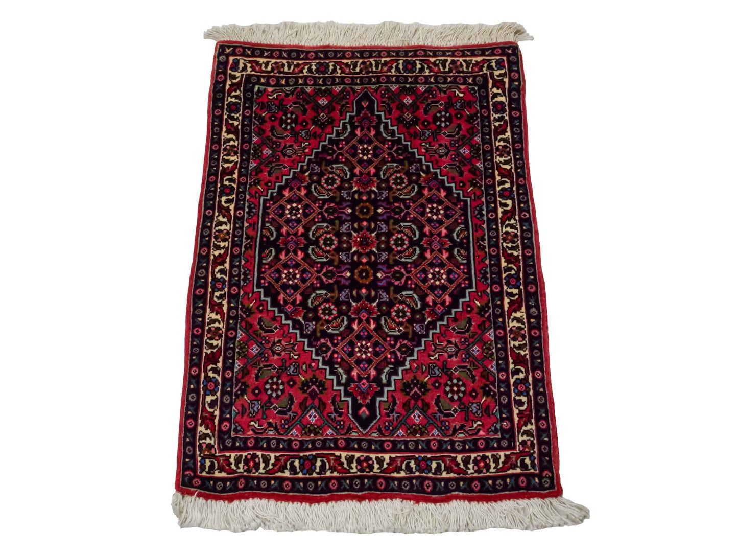 Handgeknüpfter Bidjar Sandjan Perserteppich von Khademi aus Wolle, rot. Kurdischer Dorfteppich mit geometrischem Medaillon. Von Hand geknüpft in Iran. Größe: 75 cm x 53 cm. Teppichnummer: DB3-1042. Verkauf durch Jupiter Intl.