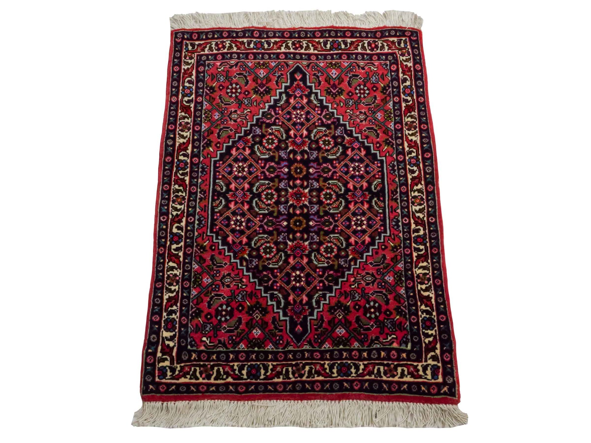 Handgeknüpfter Bidjar Sandjan Perserteppich von Khademi aus Wolle, rot. Kurdischer Dorfteppich mit geometrischem Medaillon. Von Hand geknüpft in Iran. Größe: 75 cm x 53 cm. Teppichnummer: DB3-1042. Verkauf durch Jupiter Intl.