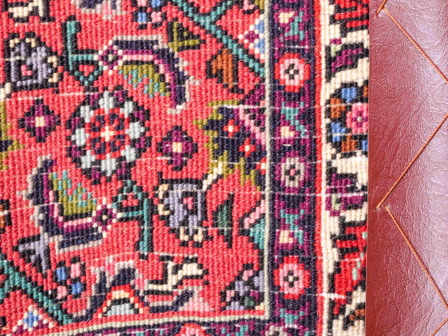 Handgeknüpfter Bidjar Sandjan Perserteppich von Khademi aus Wolle, rot. Kurdischer Dorfteppich mit geometrischem Medaillon. Von Hand geknüpft in Iran. Größe: 75 cm x 53 cm. Teppichnummer: DB3-1042. Verkauf durch Jupiter Intl.