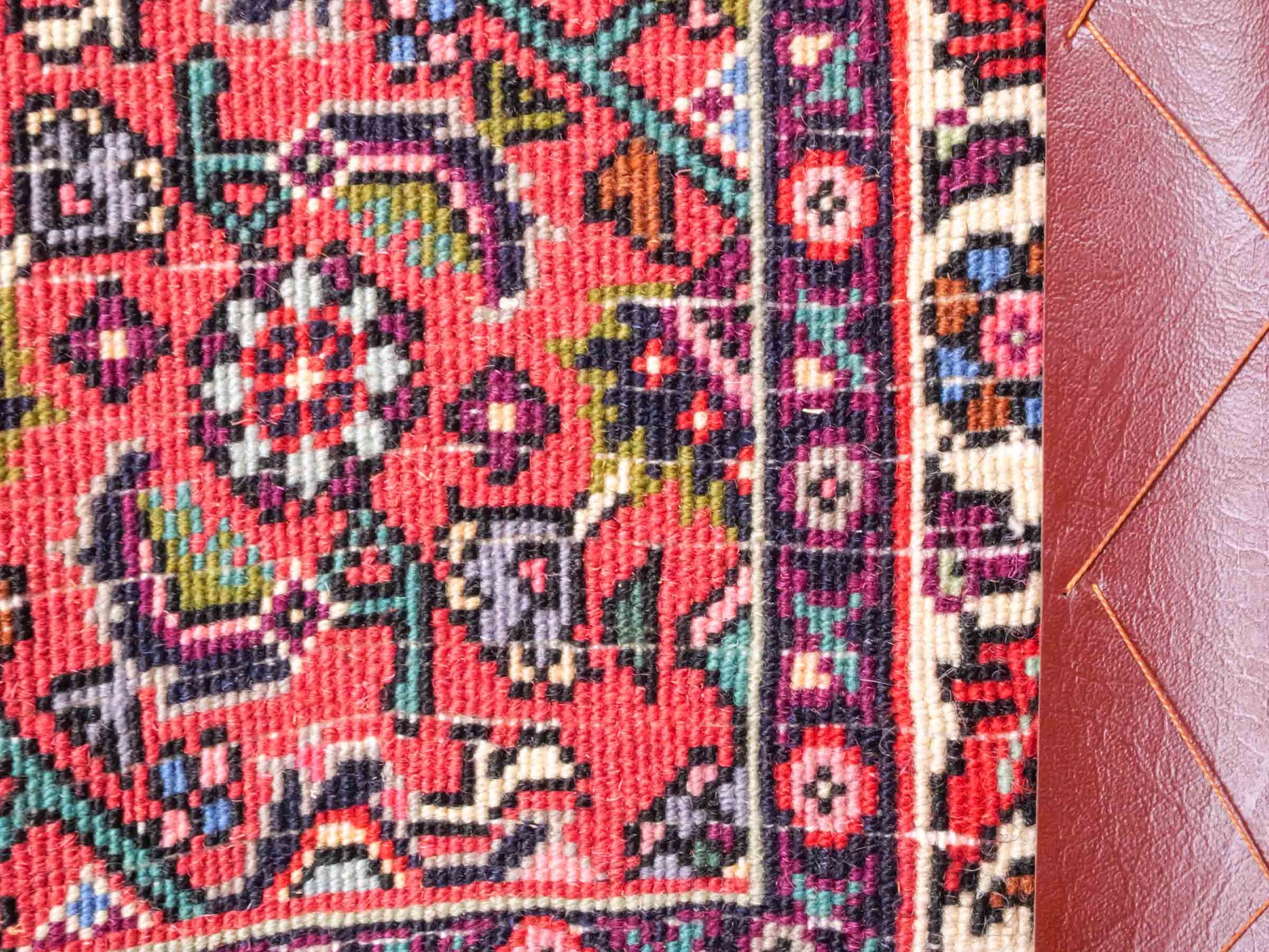 Handgeknüpfter Bidjar Sandjan Perserteppich von Khademi aus Wolle, rot. Kurdischer Dorfteppich mit geometrischem Medaillon. Von Hand geknüpft in Iran. Größe: 75 cm x 53 cm. Teppichnummer: DB3-1042. Verkauf durch Jupiter Intl.
