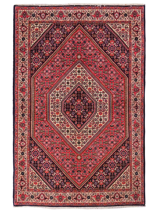Handgeknüpfter Bidjar Perserteppich von Khademi aus Wolle, rot. Feiner, kurdischer Dorfteppich mit geometrischem Medaillon. Orientteppich, von Hand geknüpft in Iran. Größe: 175 cm x 112 cm. Teppichnummer: SB3-1134 | Jupiter Intl.