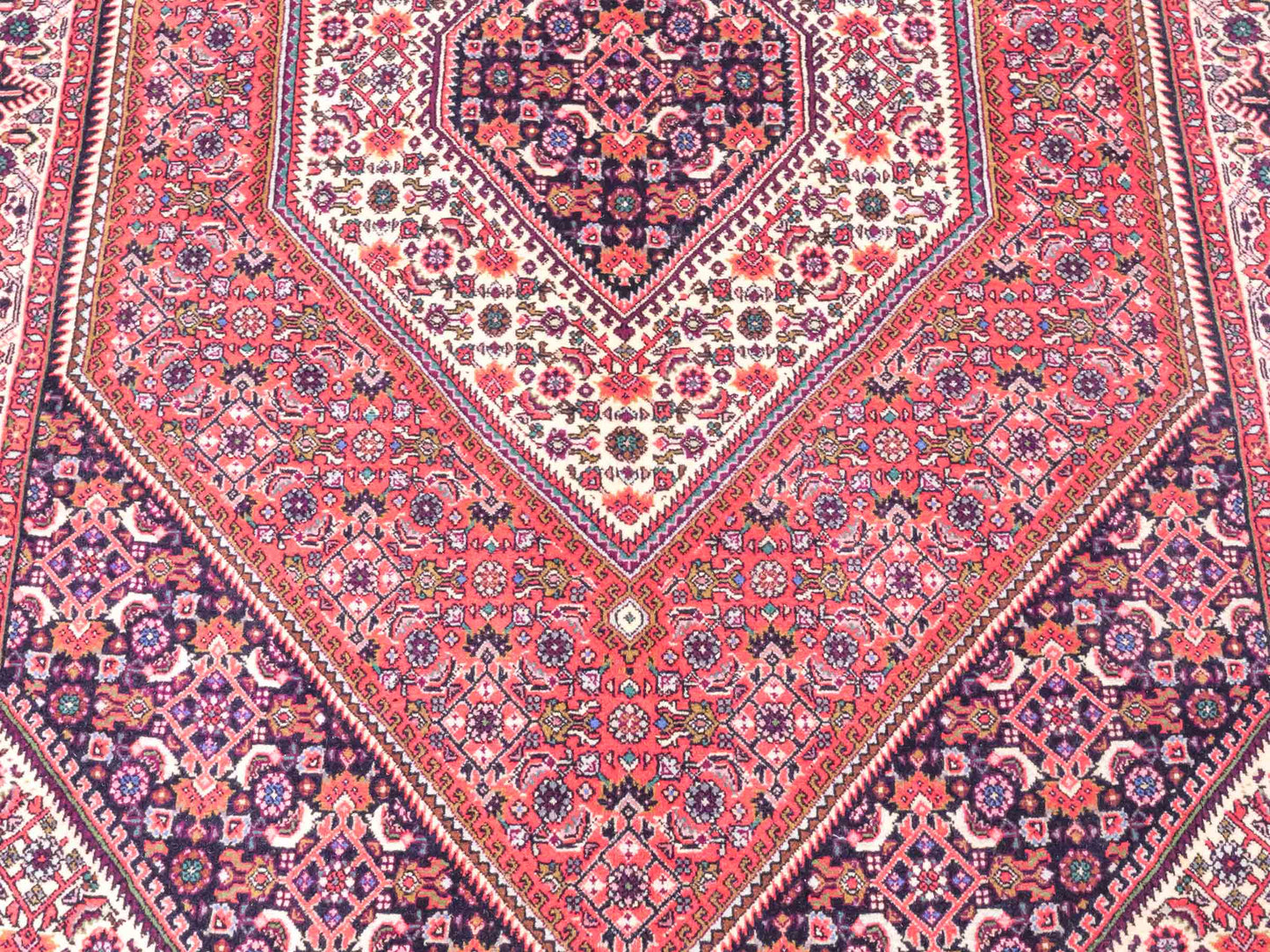 Handgeknüpfter Bidjar Perserteppich von Khademi aus Wolle, rot. Feiner, kurdischer Dorfteppich mit geometrischem Medaillon. Orientteppich, von Hand geknüpft in Iran. Größe: 175 cm x 112 cm. Teppichnummer: SB3-1134 | Jupiter Intl.